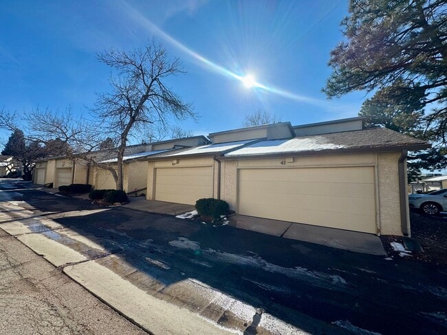 2 Bedroom Townhome with Pool and Fitness Center/Centrally Located!! - 2 Bedroom Townhome with Pool and Fitness Center/Centrally Located!!