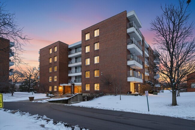 Building Photo - 4000 Triumvera Dr