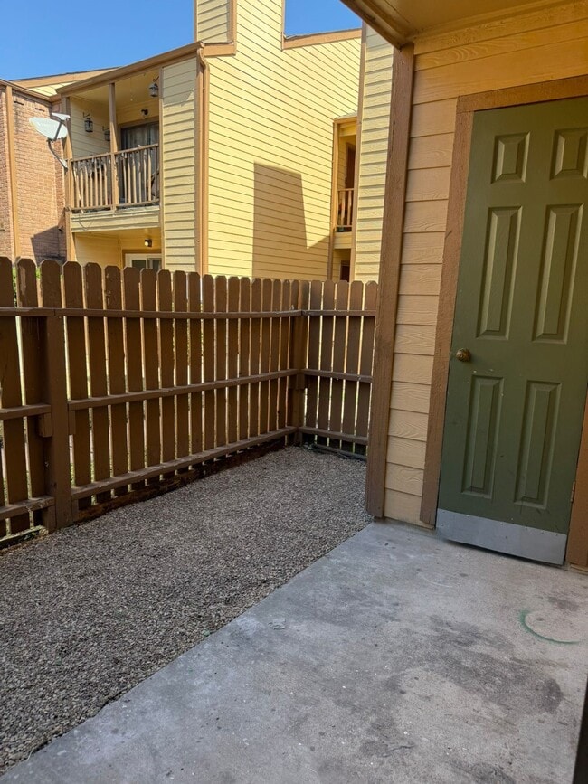 Building Photo - 16111 Aspenglenn Dr