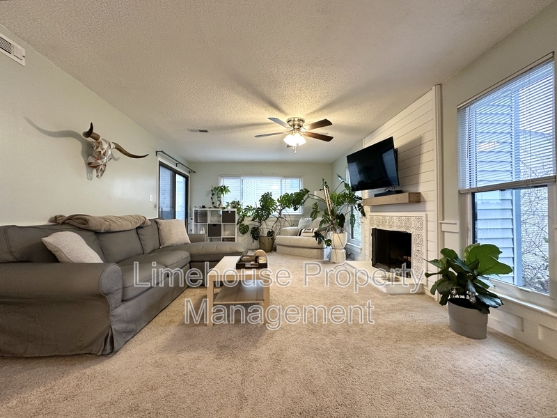 Foto principal - 3200 Lynnhaven Dr