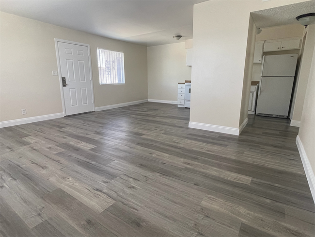 Foto del edificio - One bedroom, One bath. Downstairs unit. 89101