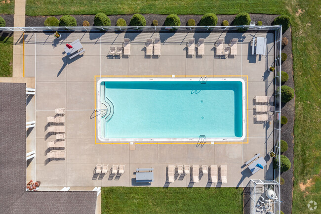 Piscina - Newport Commons Apartments