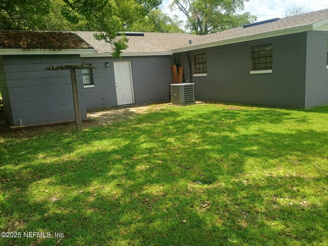 Foto del edificio - 4305 Bessie Cir W