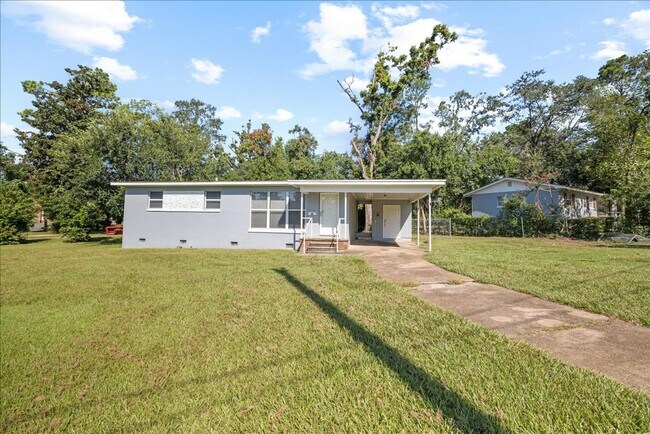 Building Photo - 3 Bedroom Home walking distance to Stadium!
