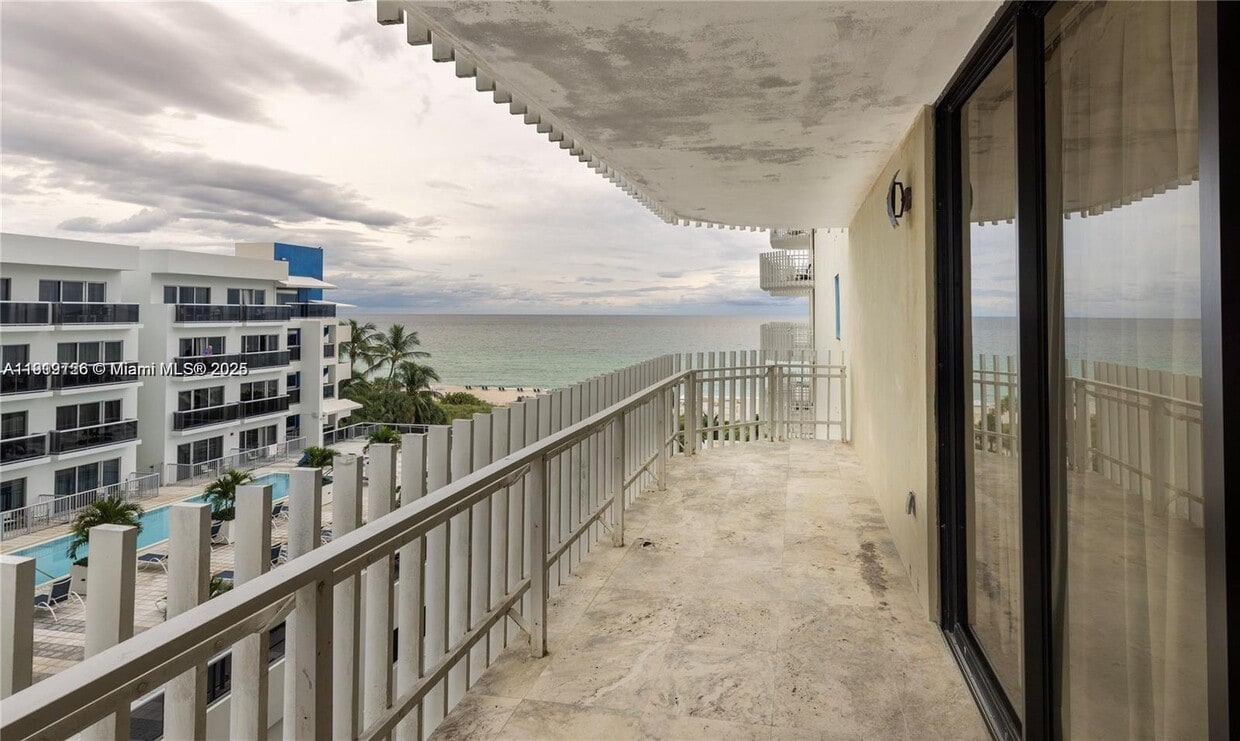 Foto principal - 6061 Collins Ave