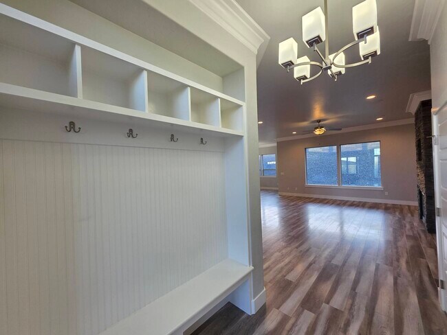 Foto del edificio - 584 Thebes St