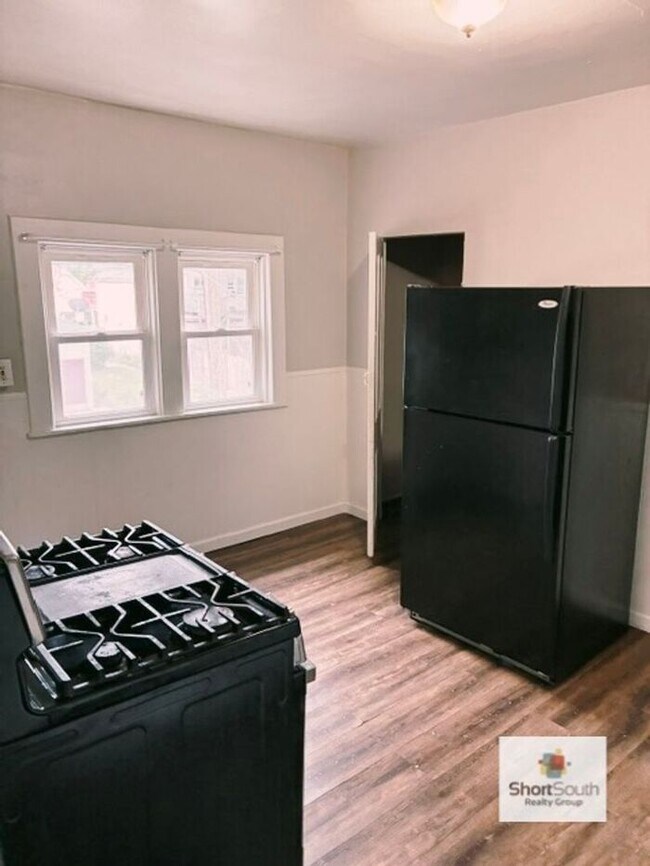 Foto del edificio - Updated 3 bed 1 bath Upstairs Apartment