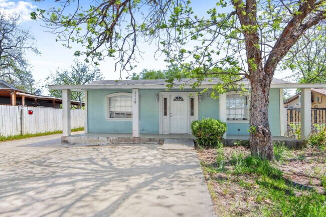 Foto del edificio - "Charming 2-Bed Duplex Retreat with Full Bath on Commercial Avenue – 842 Sq Ft of Cozy Living in ...