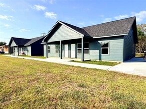 Building Photo - 502 N Ross Sterling