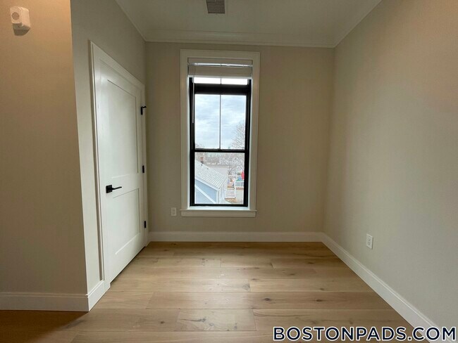 Foto del edificio - 157 Everett St