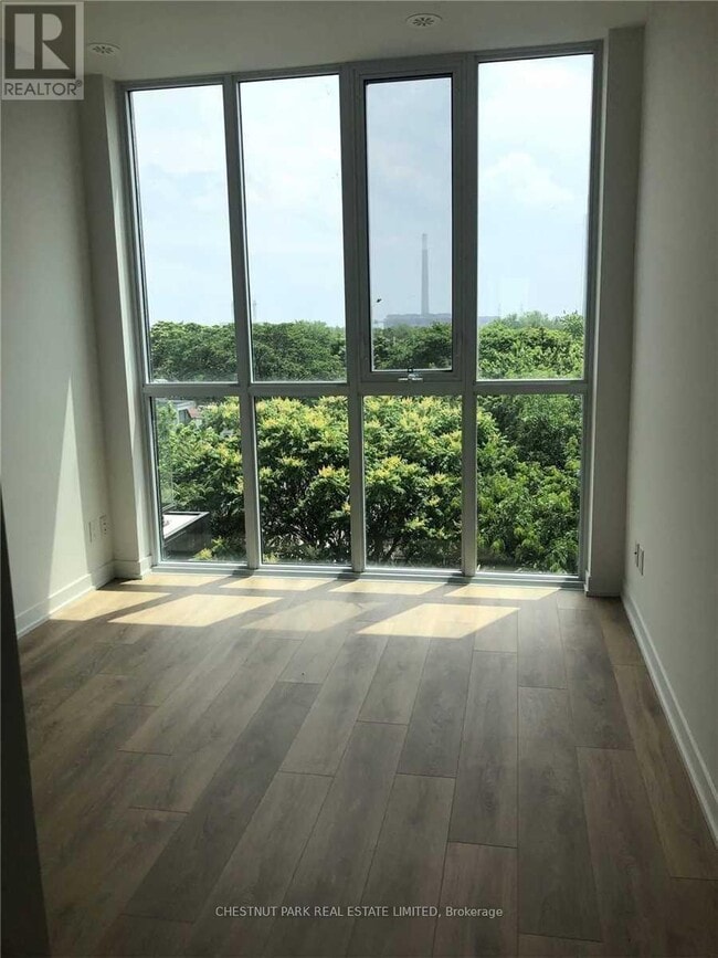 Photo du bâtiment - 899 Queen St E