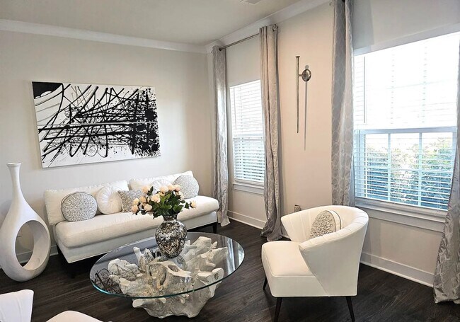 Foto del edificio - 3700 SF 4/4 Available Now!