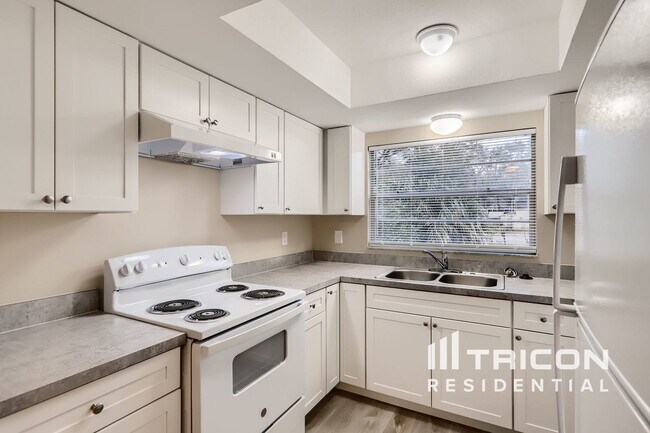 Foto del edificio - 25200 Quaker Ridge Ave