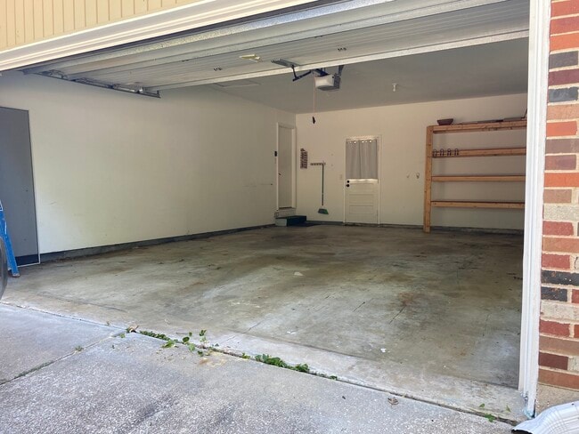 Over sized garage 20' x 28' - 1208 Eagleshire Dr