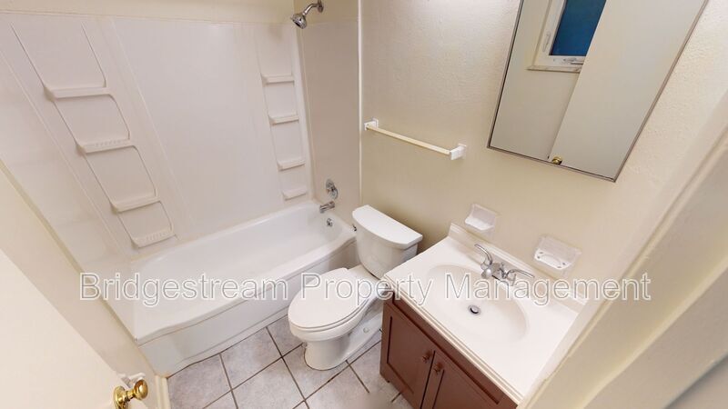 Foto del edificio - 1712 Radio Rd