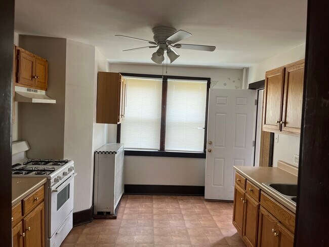 Building Photo - 704 Campbell St