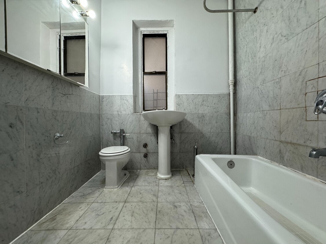 Building Photo - 884 Riverside Dr