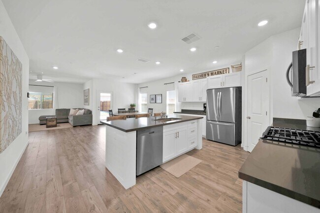 Building Photo - Beautiful New 4 Bedroom/2 Bath Furnished H...