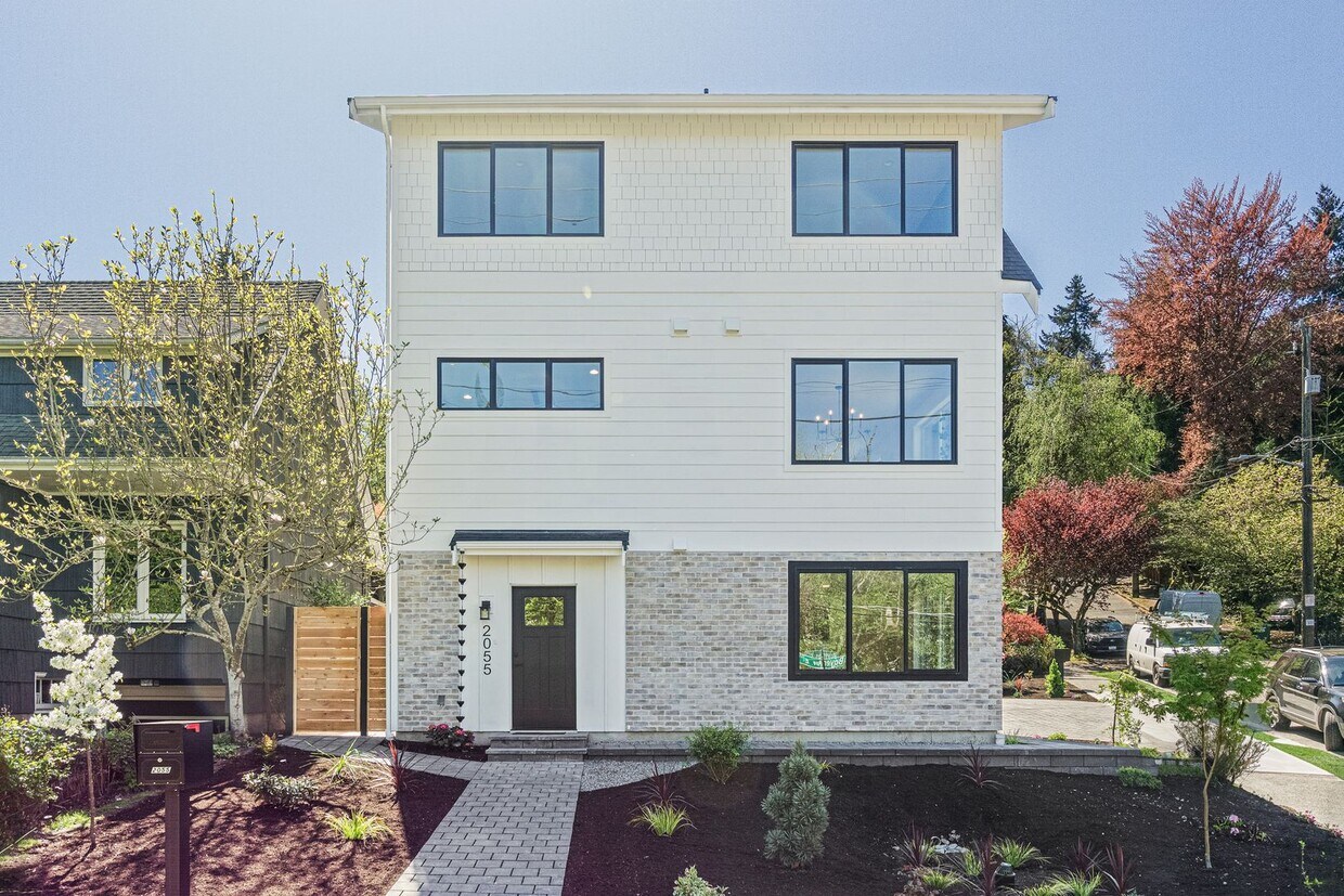 Foto principal - Montlake Townhome