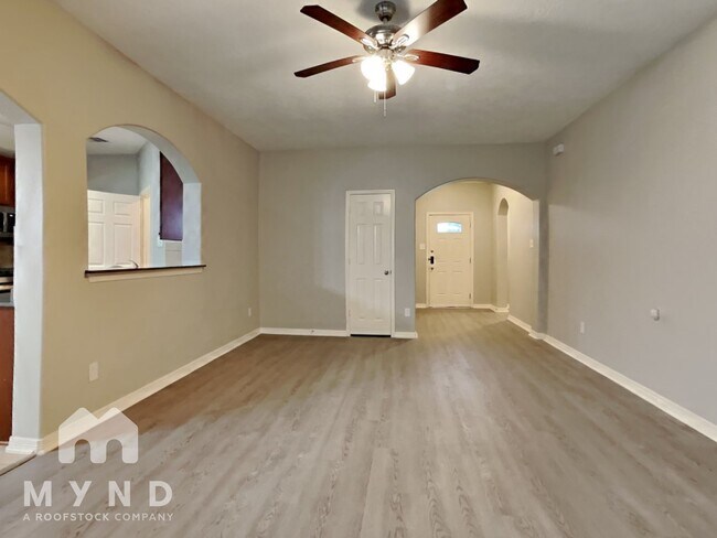 Building Photo - 7014 Crescent Moon Dr