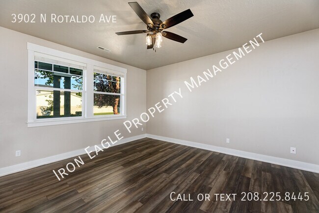 Building Photo - 3902 N Rotaldo Ave