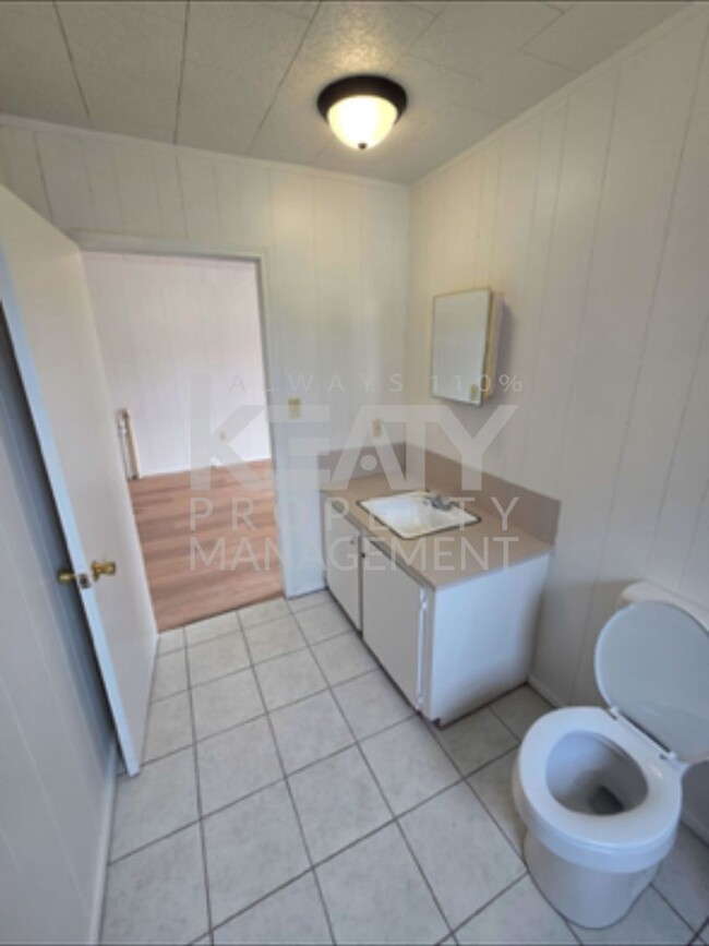 Building Photo - 2 bedroom, 1 bathroom Apartment Available ...