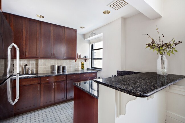 Building Photo - 532 W 111th St