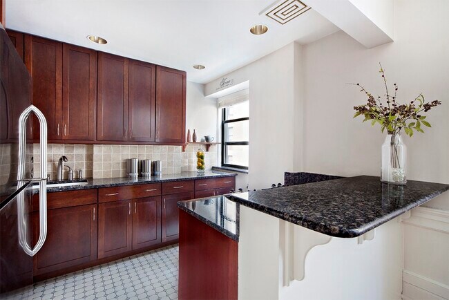Foto del edificio - 532 W 111th St
