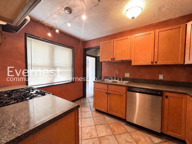 Foto del edificio - 2 Bed, 1.5 Bath Home with Attached Garage / Available Now!