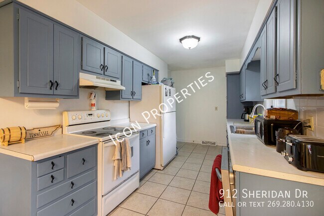 Building Photo - 912 Sheridan Dr