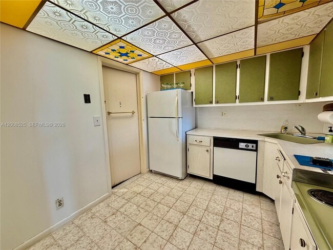 Building Photo - 1410 S Ocean Dr
