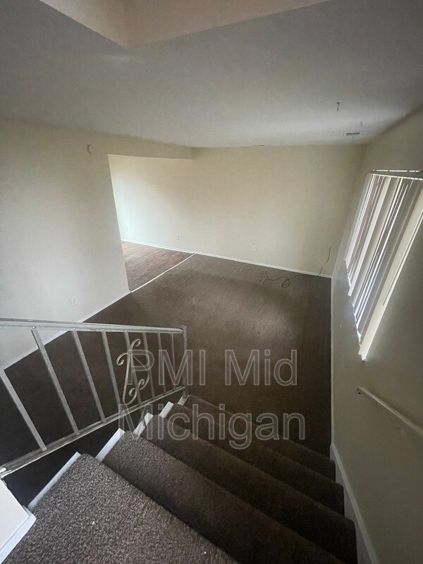 2047 S Averill Ave, Flint, MI 48503 Condo for Rent in Flint, MI