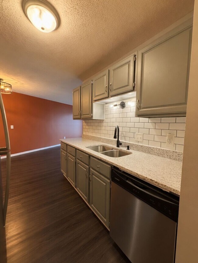 Foto del edificio - Freshly Updated, Stylish 2 bed 2 bath Condo in Bloomington Includes 2 Heated Parking Spaces!