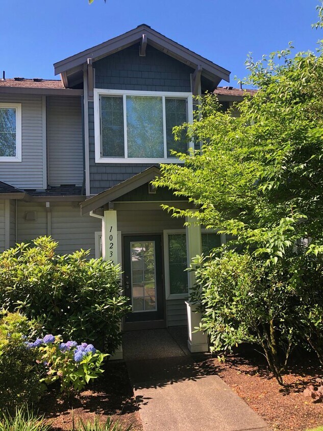 Primary Photo - 10232 NE Snoqualmie St