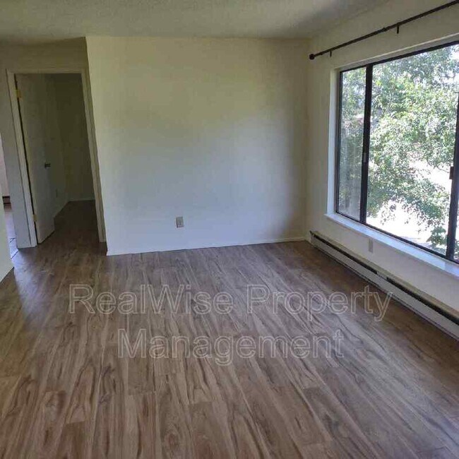 245 Rose Ave, Winston, OR 97496 Condo for Rent in Winston, OR