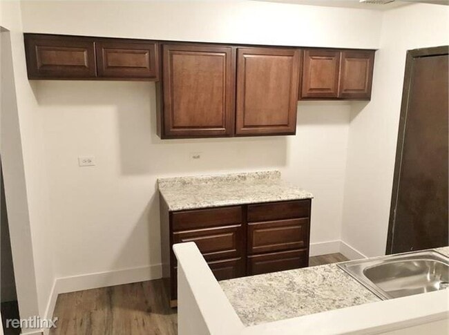 Building Photo - 3 br, 1.5 bath Townhome - 3 Bed 1.5 bath T...