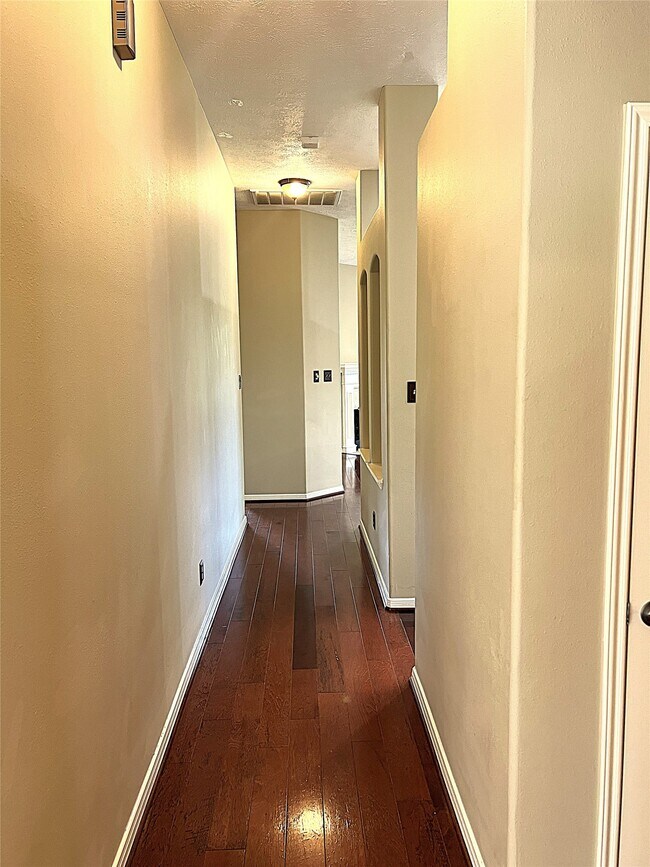 Building Photo - 18718 Walden Forest Dr