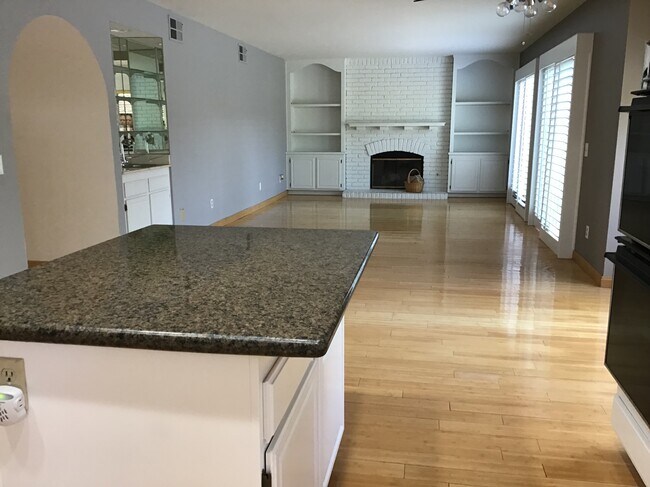 Gran cantidad de espacio de encimera - abierto a una habitación familiar - 20111 Cavern Ct