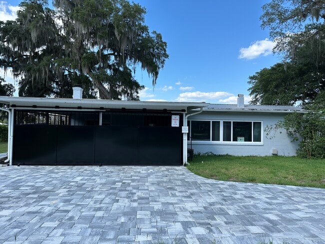 Building Photo - 200 Silver Lake Ter