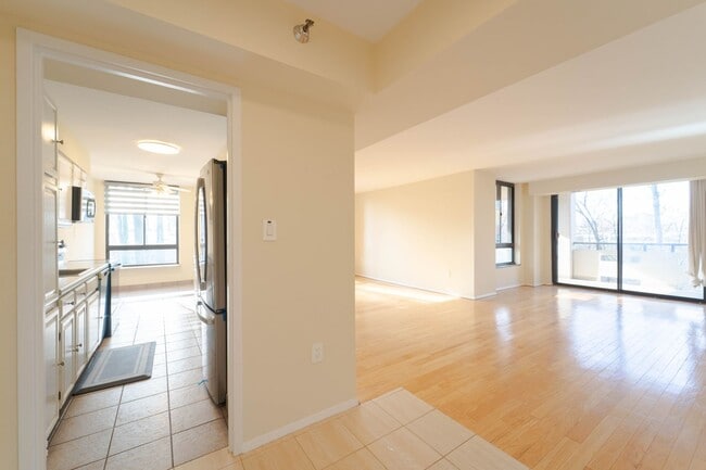 Foto del edificio - Contemporary 2BR/2BA Corner Condo at The Encore of McLean