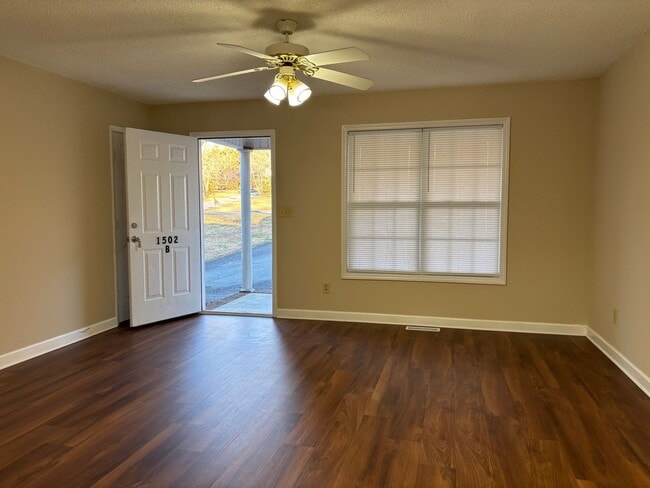 Building Photo - 373