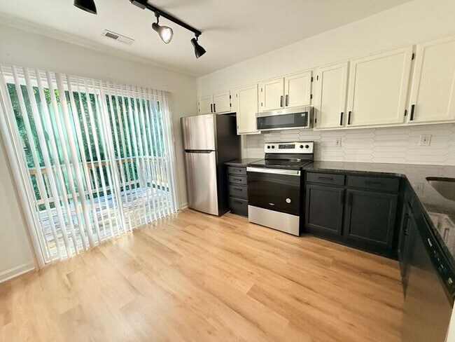 Building Photo - Perfectly sized 2 bedroom 1 bath