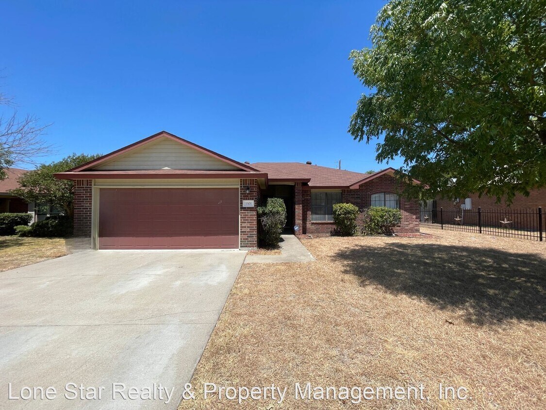 Foto principal - 4 br, 2 bath House - 1301 Waterford Dr