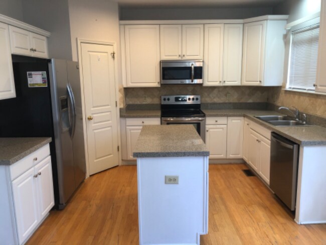 Building Photo - 405 Fontaine Dr