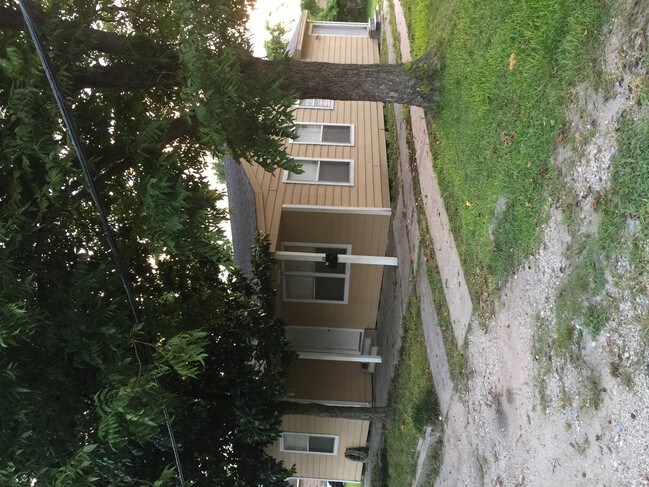 Building Photo - 1111 S Airhart Dr
