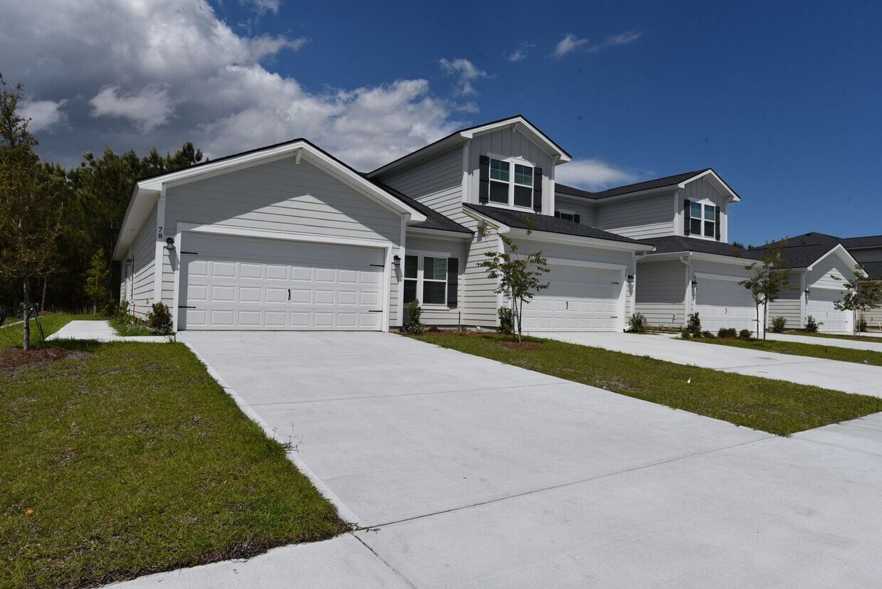Foto principal - Charming Town Home Available