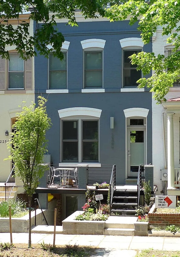 Primary Photo - 2300 Ontario Rd NW