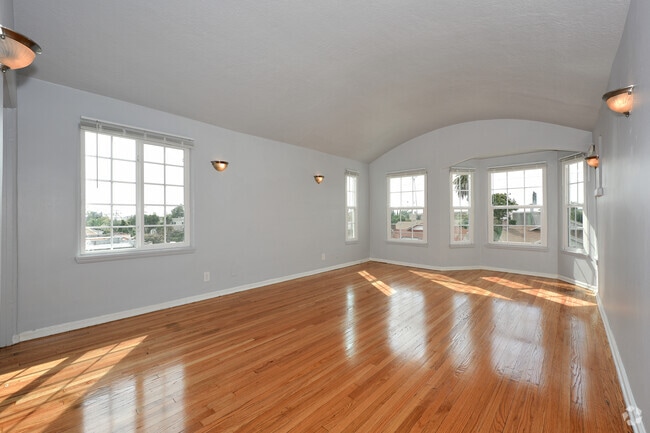 Building Photo - 1252 N Mariposa Ave