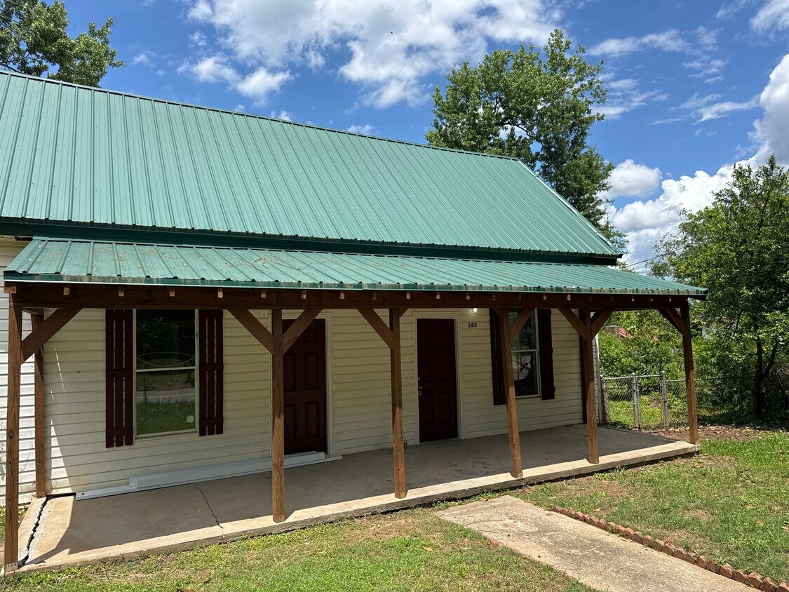 Foto principal - 2 Bed 1 Bath Home