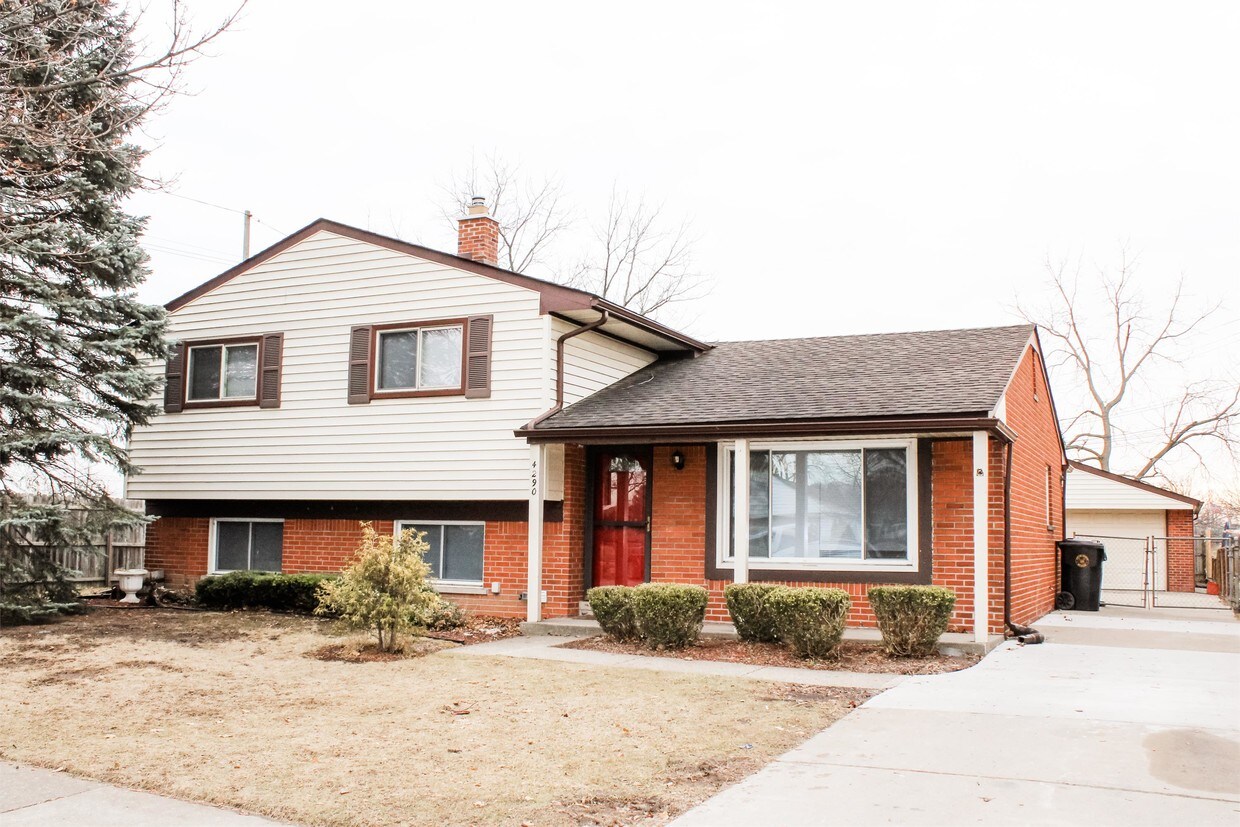 4290 Norwood Dr, Trenton, MI 48183